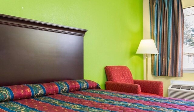 King Bed Room for Solo Travelers | 5 Miles to Kentucky Kingdom | Free Parking!
