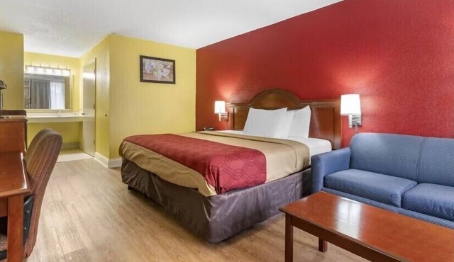 King Bed Room w/Swimming Pool Near WWII Museums