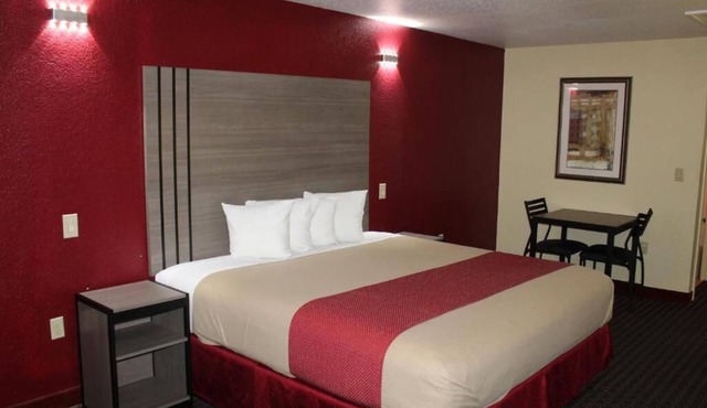 King Bed, Scottish Inns, Laundry Facility, Free Parking, Near Fort Worth Zoo