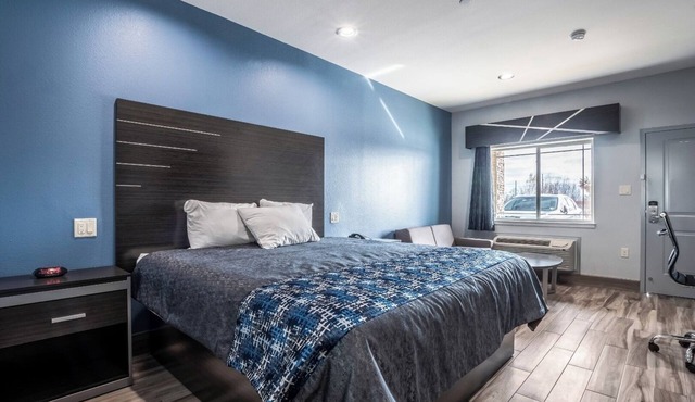King Bed, Scottish Inn Katy, Kitchenette, Close to Mary Jo Peckham Park