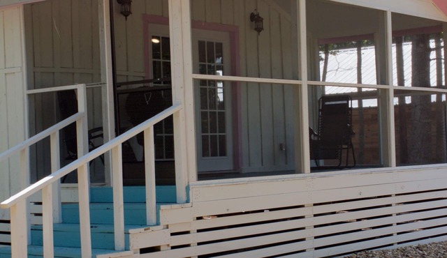 KING BED, SCREENED IN PORCH, KITCHEN, SHOWER, WIFI, ROKU, NEAR RATCLIFF LAKE