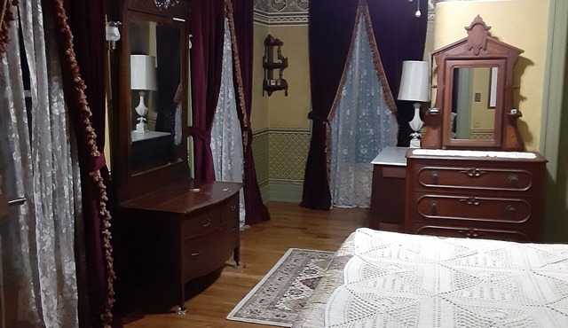 King Bed, Shared Bath, Sitting Room or Full-size Bed in Historic Victorian Inn