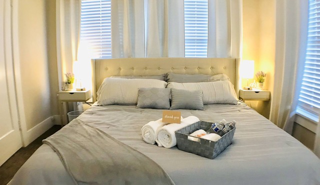 King Bed/Sleeps 4/Furnished Private APT/In-Unit Washer Dryer/Smart HDTV
