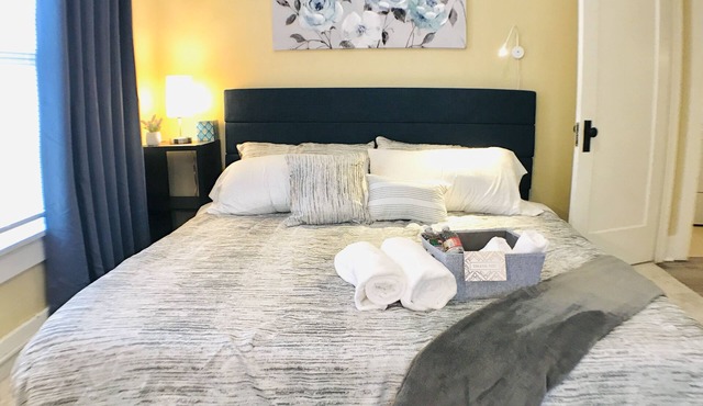King Bed/Sleeps 4/Furnished Private APT/In-Unit Washer Dryer/Smart HDTV