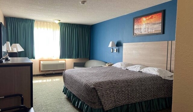 King Bed + Sofa Bed with Free Parking | Walk to Historic Downtown & Museum