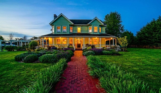 King Bed.Steps from Everything in Village.WIFI.Relax