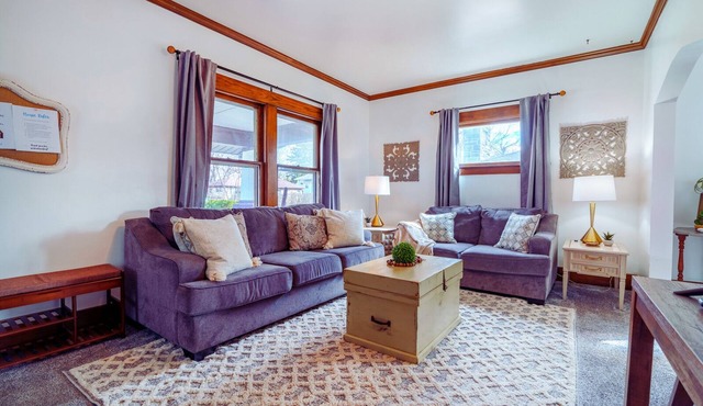 King Bed, Stocked Kitchen, Easy Driveway Parking, 2mi to Downtown & Coliseum