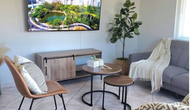 King Bed Studio 5min Airport - 10min Beach - Free Parking