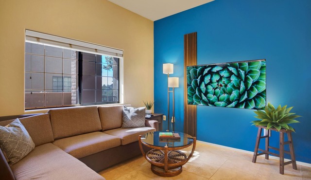King Bed Suite Condo: Pool + Hot Tub Access