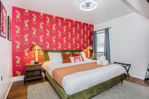 King Bed,United Center, Dogs Welcome,Walk to Train