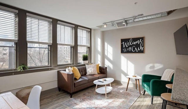 ★ King Bed ★ Uptown Theater★