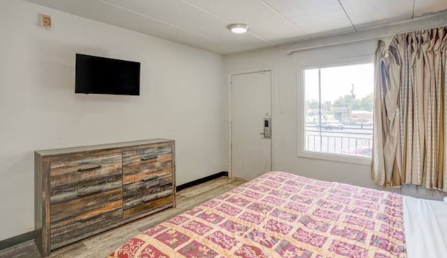 King Bed w/Microwave near Chicago Midway Airport and Oak Lawn Ice Arena