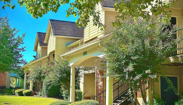 KING BED W/POOL,Pet Friendly, Fitness Center,Seconds from INTERSTATE,FREE Parking