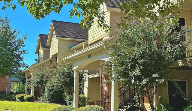 KING BED W/POOL, Pet Friendly, Fitness Center, Seconds from INTERSTATE, FREE Parking