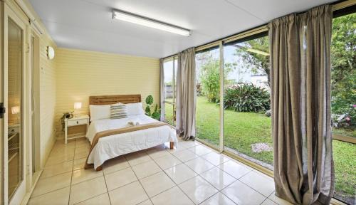 King Bed, Walk To Beenleigh Village & Marketplace Bedroom2