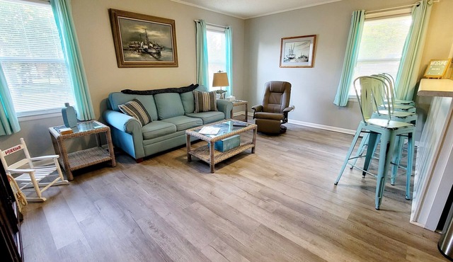 KING bed-Walk to Food & Entertainment in Downtown Newport