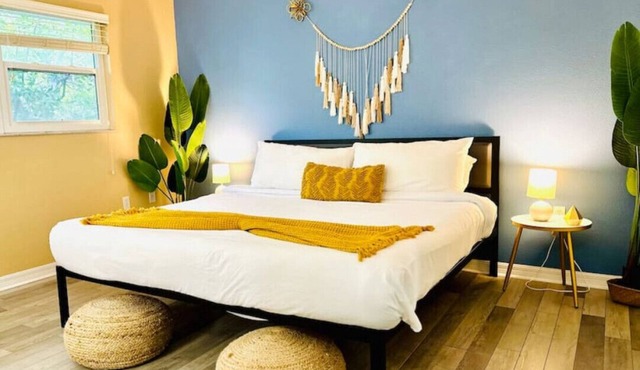 King Bed Walk to SMH Hospital