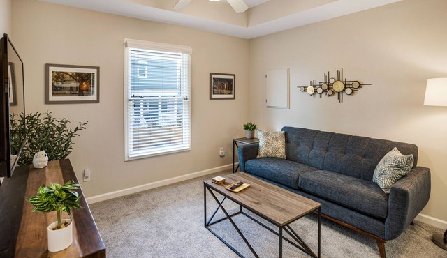 King Bed + Walking Distance to Forsyth Park by Lucky Savannah