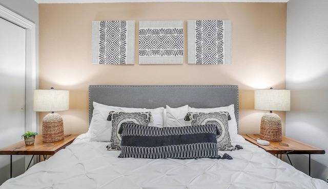 King Bed ✶WiFi ✶Washer Dryer ✶4K TVs ✶Pets Allowed #425