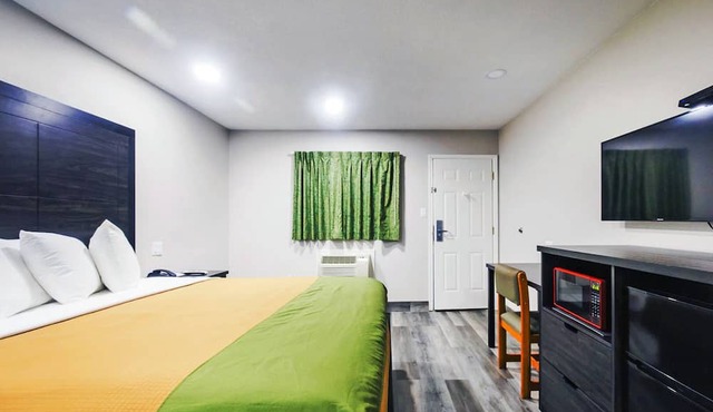King Bed with Free Breakfast, Parking, Near Riverfront Park