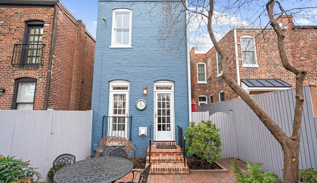 King Beds & 2 Car Parking < > An Elegant Xcape.