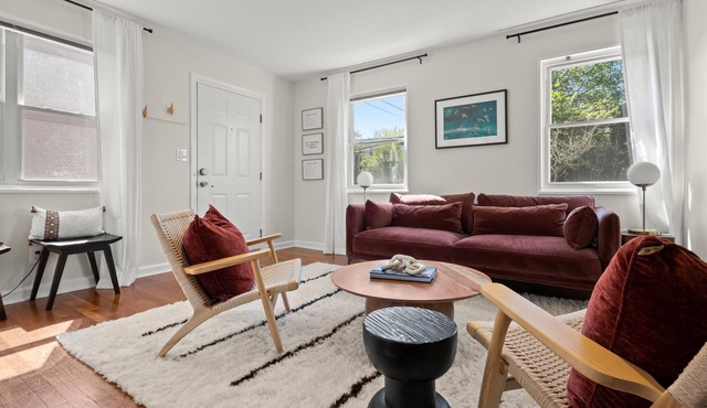 King Beds <> A Chic Xcape in Vibrant Old Town