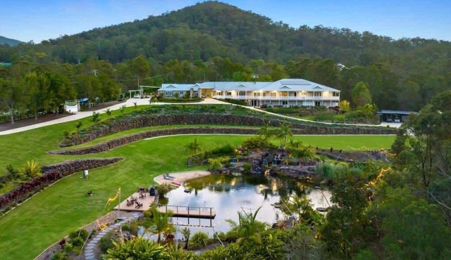 King Beds - Ensuites - Sleeps 20 - Cinema - Lake