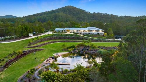 King Beds - Ensuites - Sleeps 20 - Cinema - Lake