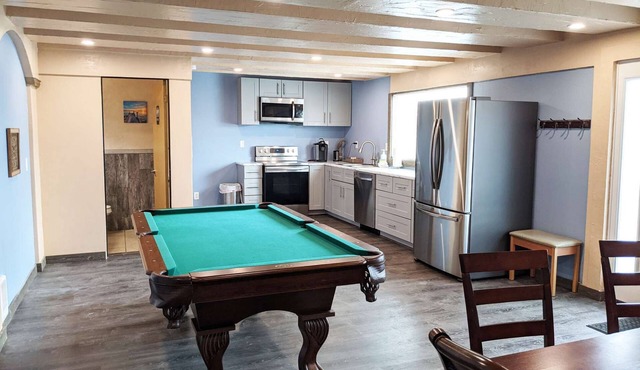 King Beds, Full Kitchen, Private Pool Table, 8 min walk to Beach, Pet Friendly