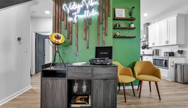 King Beds+Games | HUGE Downtown Retreat | Dogs ok