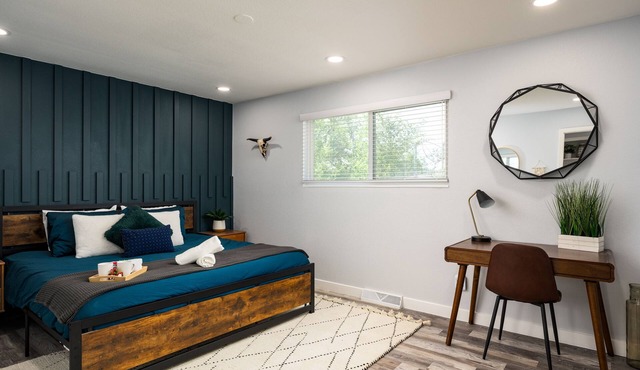 King Beds, In-Unit Laundry, Full Kitchen Close to Downtown Denver & Red Rocks!