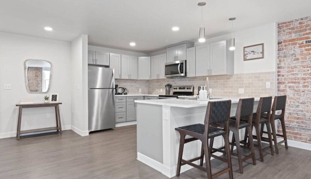 King Beds! J & K on Main Luxury Apartment 406