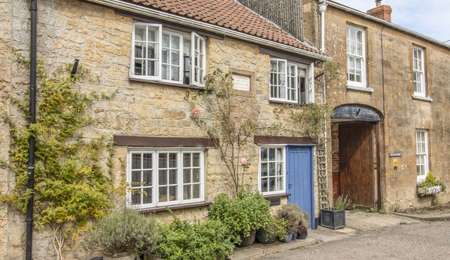KING CHARLES COTTAGE, pet friendly, with open fire in Broadwindsor