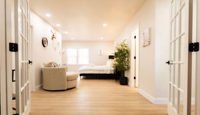 King Comfort | Bright & Modern 1BR Stay in Dunlap