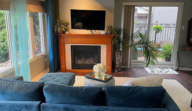 King Comfort Meets Style Lia’s Designer Retreat by the Lake Oakville Stay