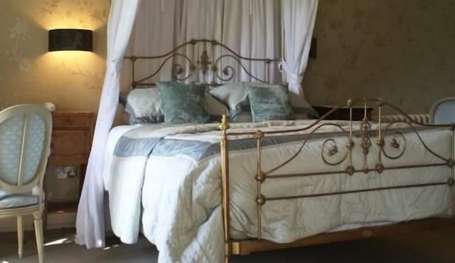 King-Deluxe-Ensuite with Bath-Park view-Room 5