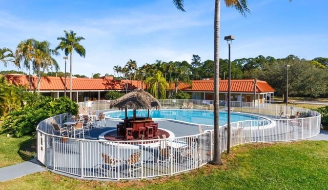 King Deluxe | Family Friendly w/Free Coffee and Tea | Vero Beach Inn and Suite