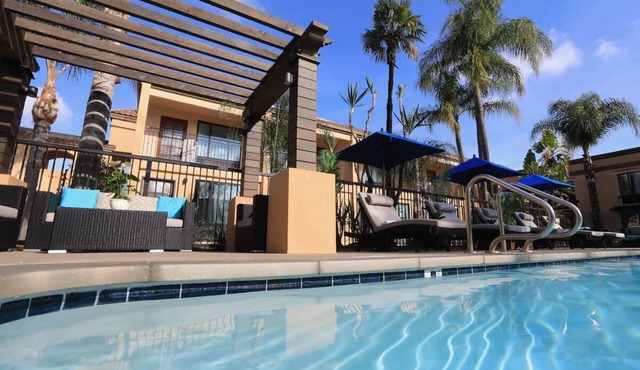 King Deluxe Patio, The Cove Hotel | Heated Pool and Wave Lounge