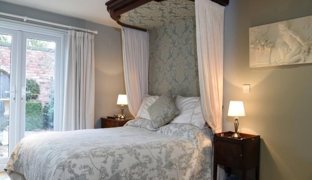 King Ensuite : Shower over Bath : Ground Floor