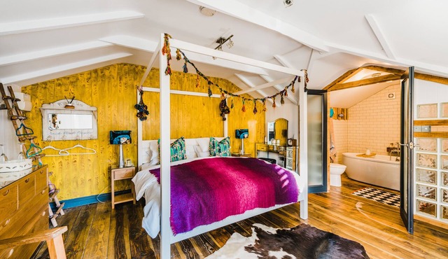 King-Ensuite with Bath-The Hideaway