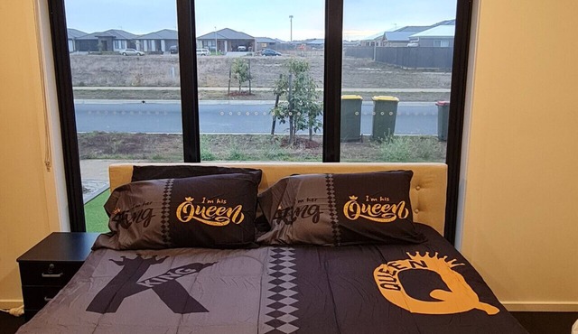 King Family room with shared bathroom