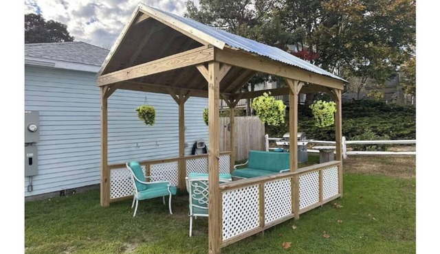 king Grand with sofa sitting area