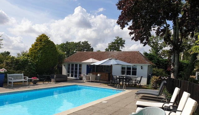 King Henry VIII Historic BnB, Cozy, 4poster, Pool