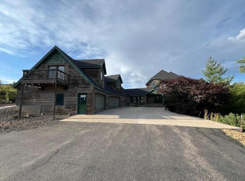 King Home- Mountain Oasis Pool & Views