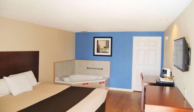 King Jacuzzi Suite near Ohio Valley Mall | Free Breakfast & Free Parking