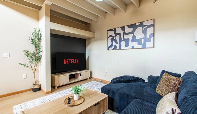 King Loft I Free Parking, Downtown, Keyless Entry