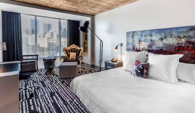 King | Lorenzo by Hilton | Skyline Pool, City Center 6 Min, Deep Ellum 7 Min