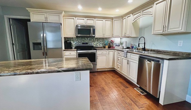 King Luxe Retreat - Pets Welcome, Fenced Yard,