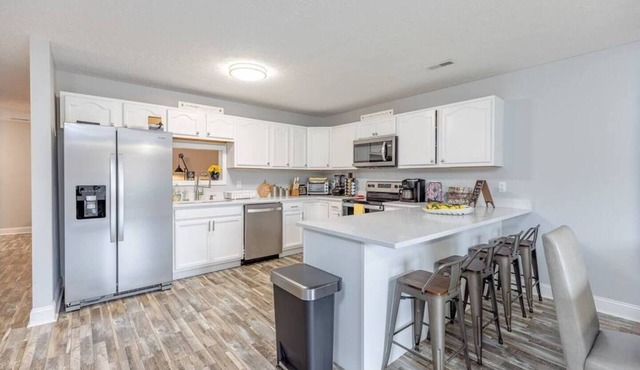 King Master Suite/Cozy townhome, Close to WVU