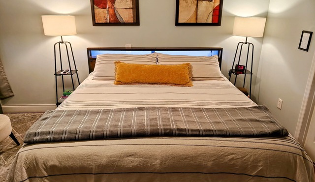 King. Minutes to Wilton Drive. Private entrance and bathroom.